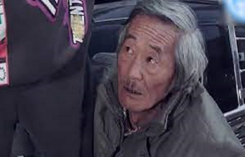 Ông cụ ăn vạ thanh niên cuối cùng lại mất luôn chiếc xe máy